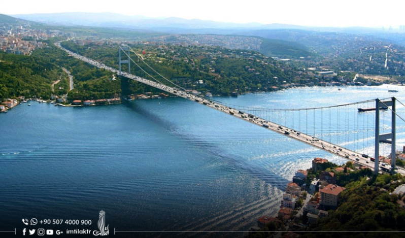 Le Bosphore : Détroit scintillant et Grands Ponts d'Istanbul